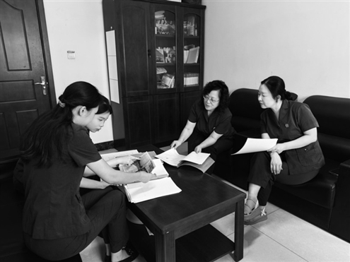 济南市天桥区人民法院立案庭团队正在探讨案件